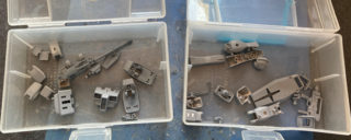 2007年11月5日、司法省の前で、ボランティアのマブード・エブラヒム・ザデ氏に水責めをデモする抗議者たち。デモはマイケル・ムカシー氏の司法長官指名に抗議していた。